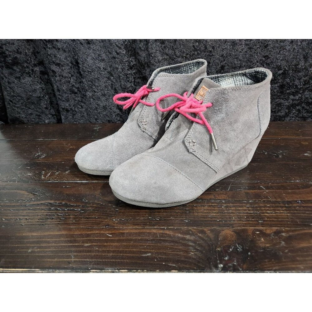 Toms Desert Wedge Grey Suede Lace-Up Booties Size 8.5 With Pink Laces EUC Womens